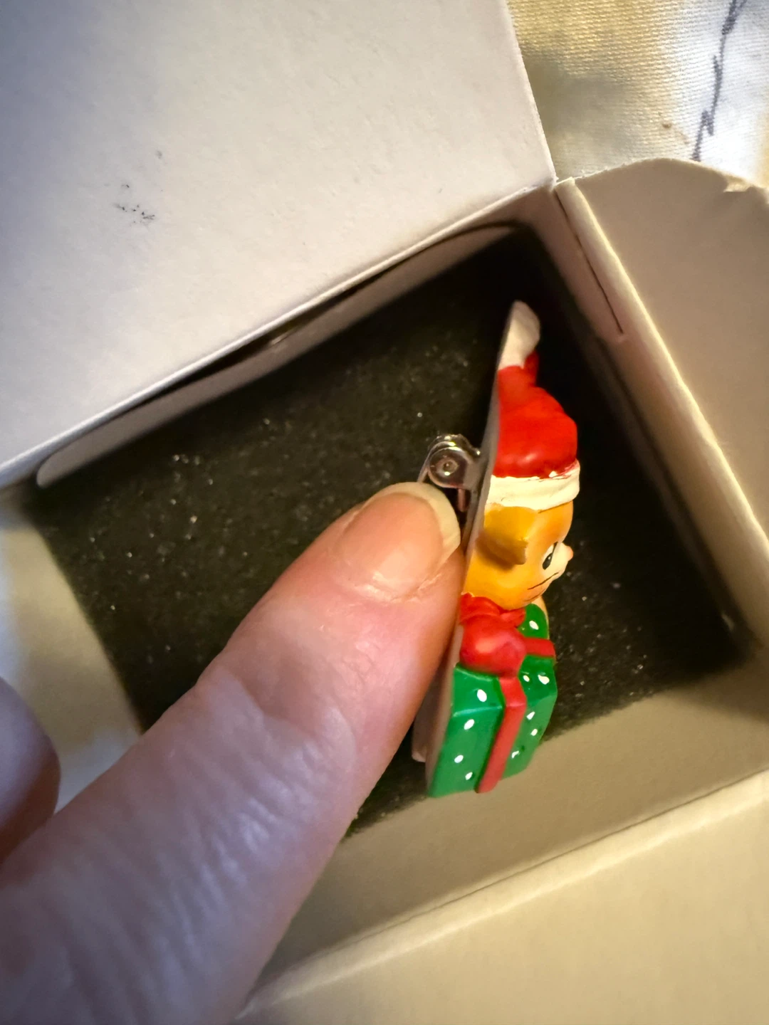 Vintage Christmas Cat Pin with Gift 🏈 - photo 3