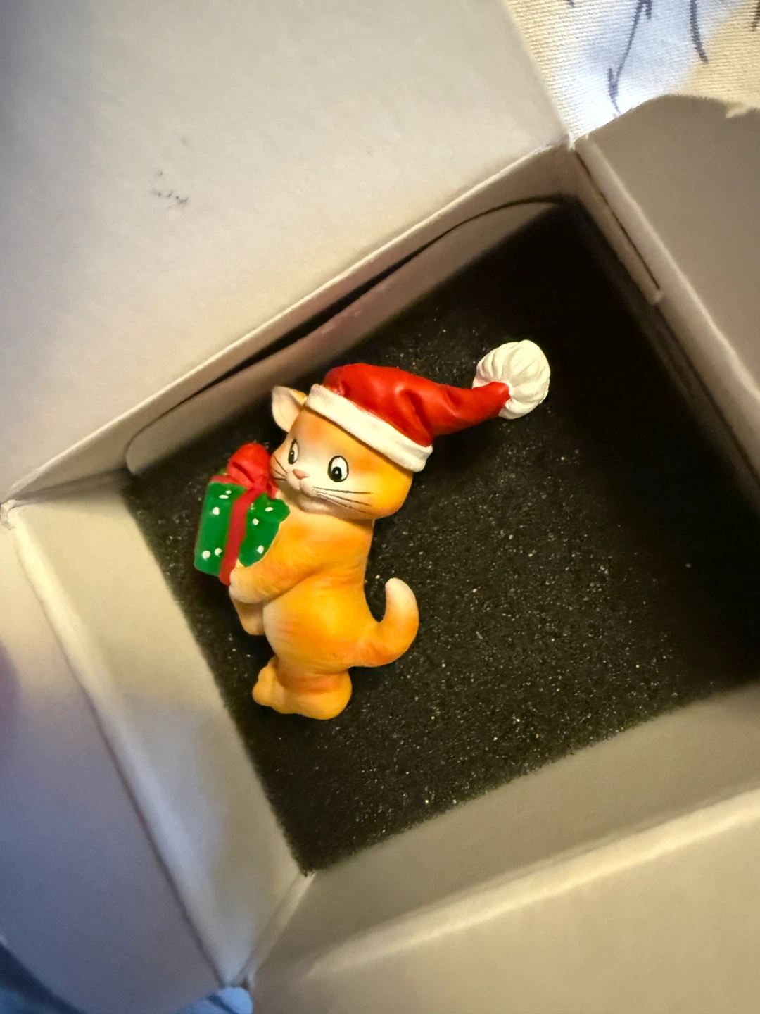 Vintage Christmas Cat Pin with Gift 🏈 - photo 4