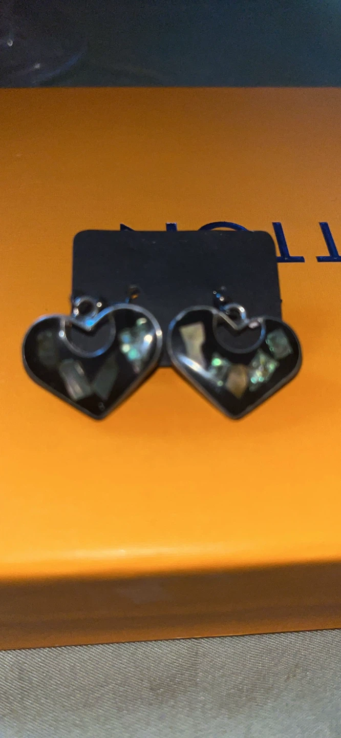 Heart-shaped inlaid shell earrings - photo 2