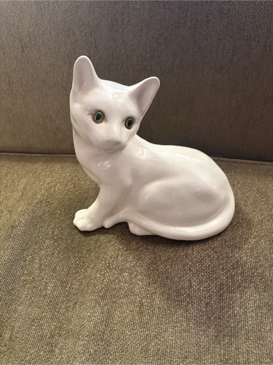 🏈 Vintage White Ceramic Cat Figurine