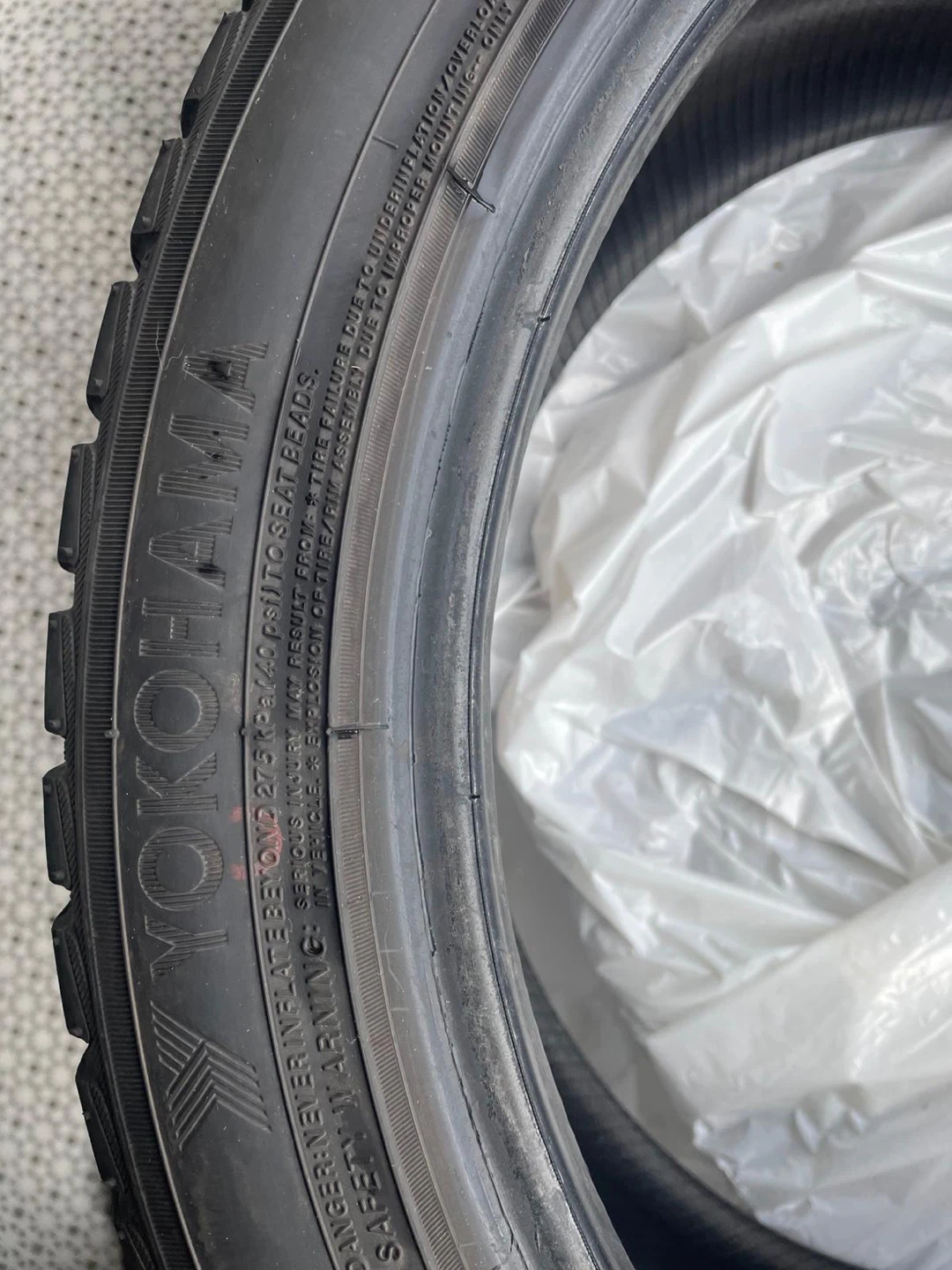 Yokohama BluEarth Winter V905 Tire 215/45R18