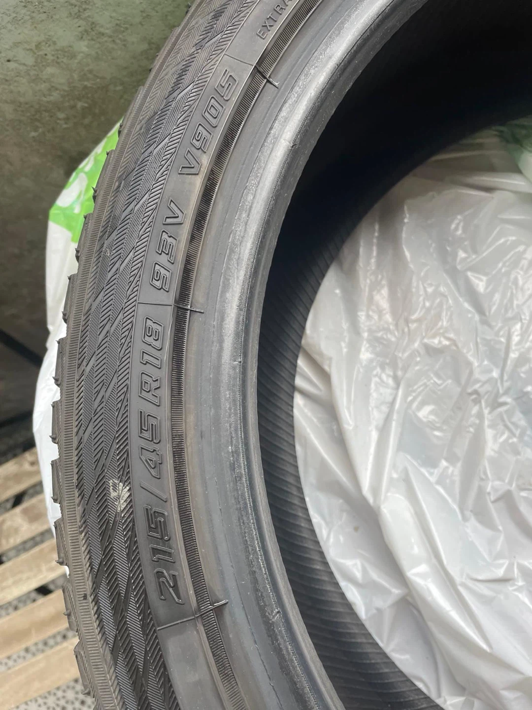 Yokohama BluEarth Winter V905 Tire 215/45R18 - photo 3