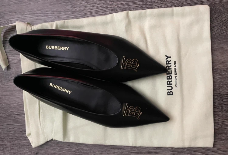 Burberry Black Leather Pointed Pumps🏈