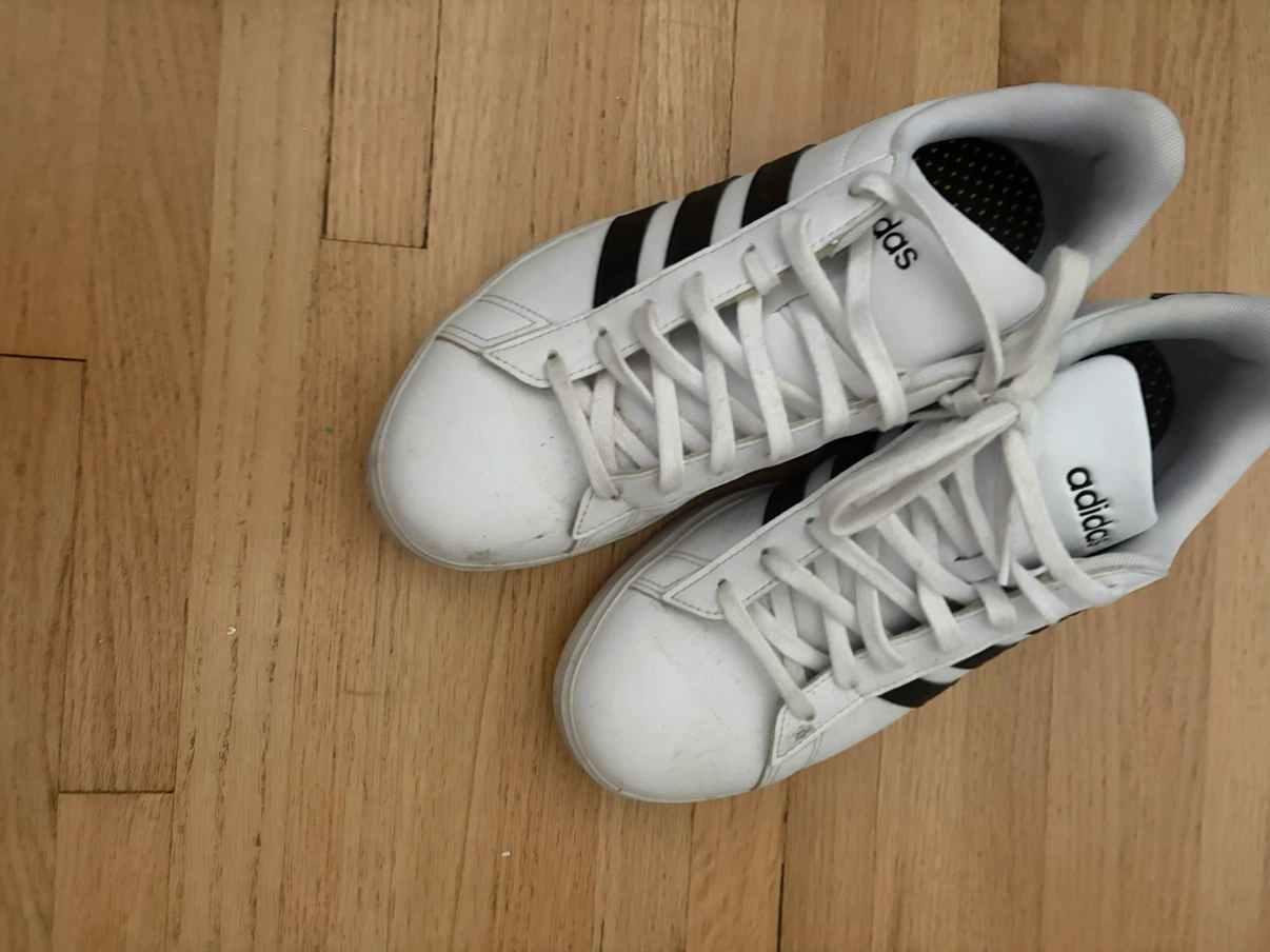Tennis shoes