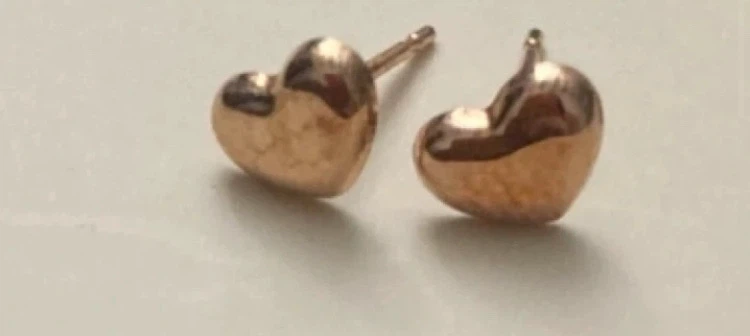 London 10k Gold Heart Stud Earrings🏈