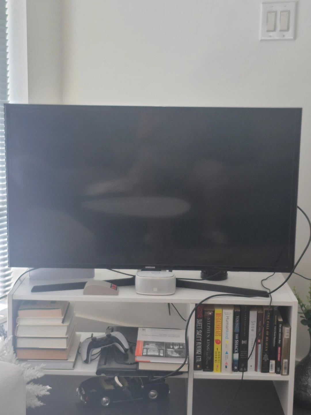 Samsung Television and table - photo 2