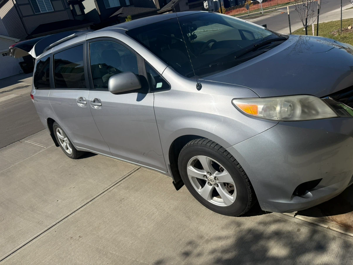 Toyota Sienna LE Minivan - photo 2