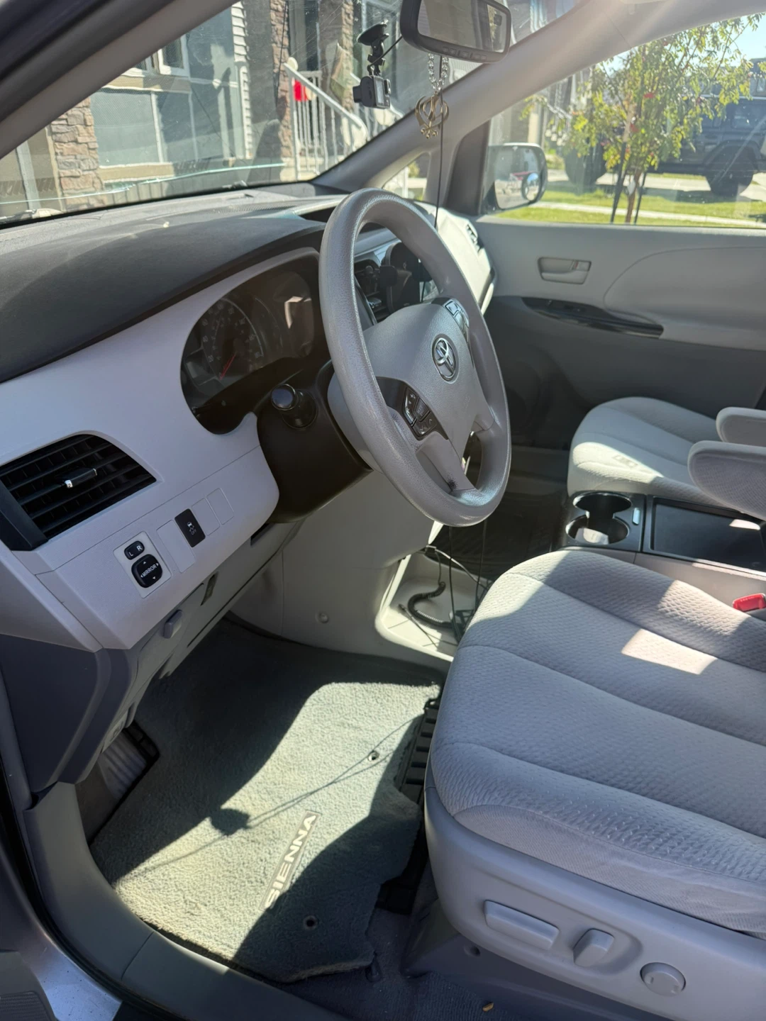 Toyota Sienna LE Minivan - photo 4
