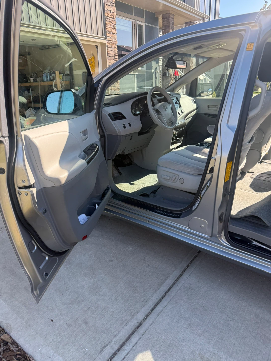 Toyota Sienna LE Minivan - photo 5