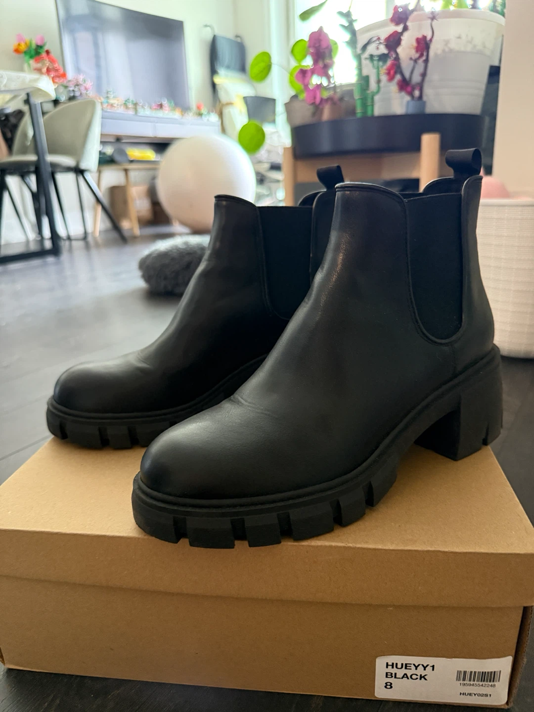 Roonie Black Chelsea Boots Size 8