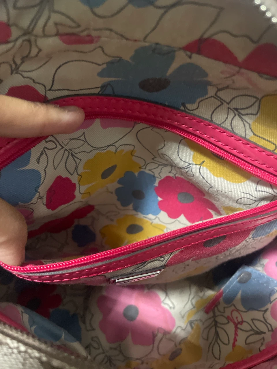 Guess Handbag with Pink Accents - photo 4