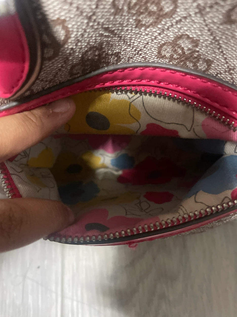 Guess Handbag with Pink Accents - photo 5