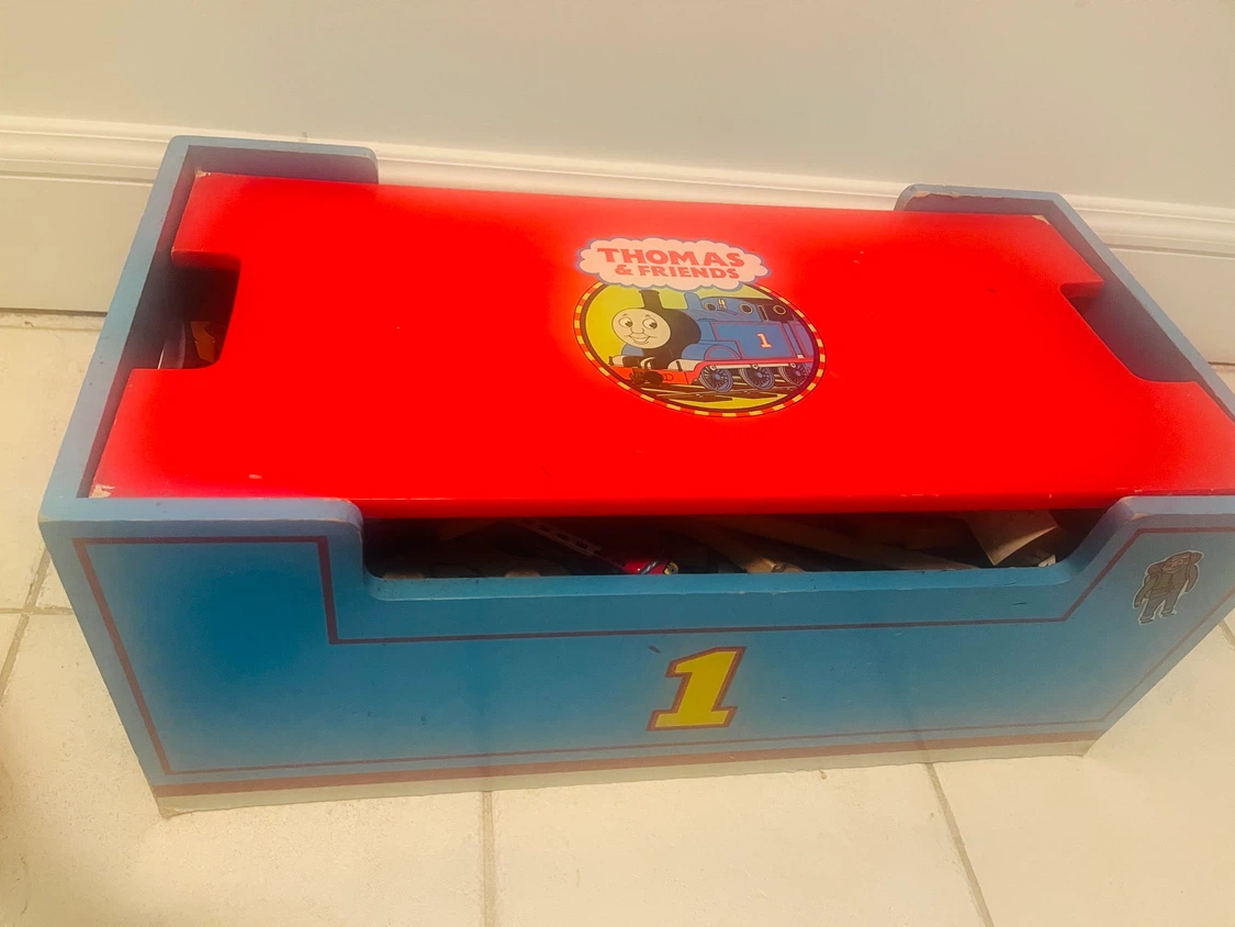 Collectible Thomas & Friends wooden box and 200+pieces - photo 2