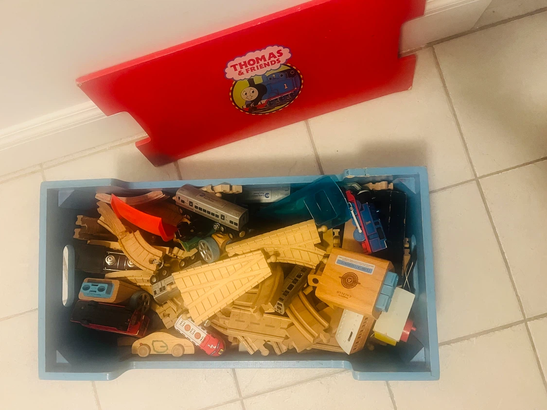 Collectible Thomas & Friends wooden box and 200+pieces - photo 3