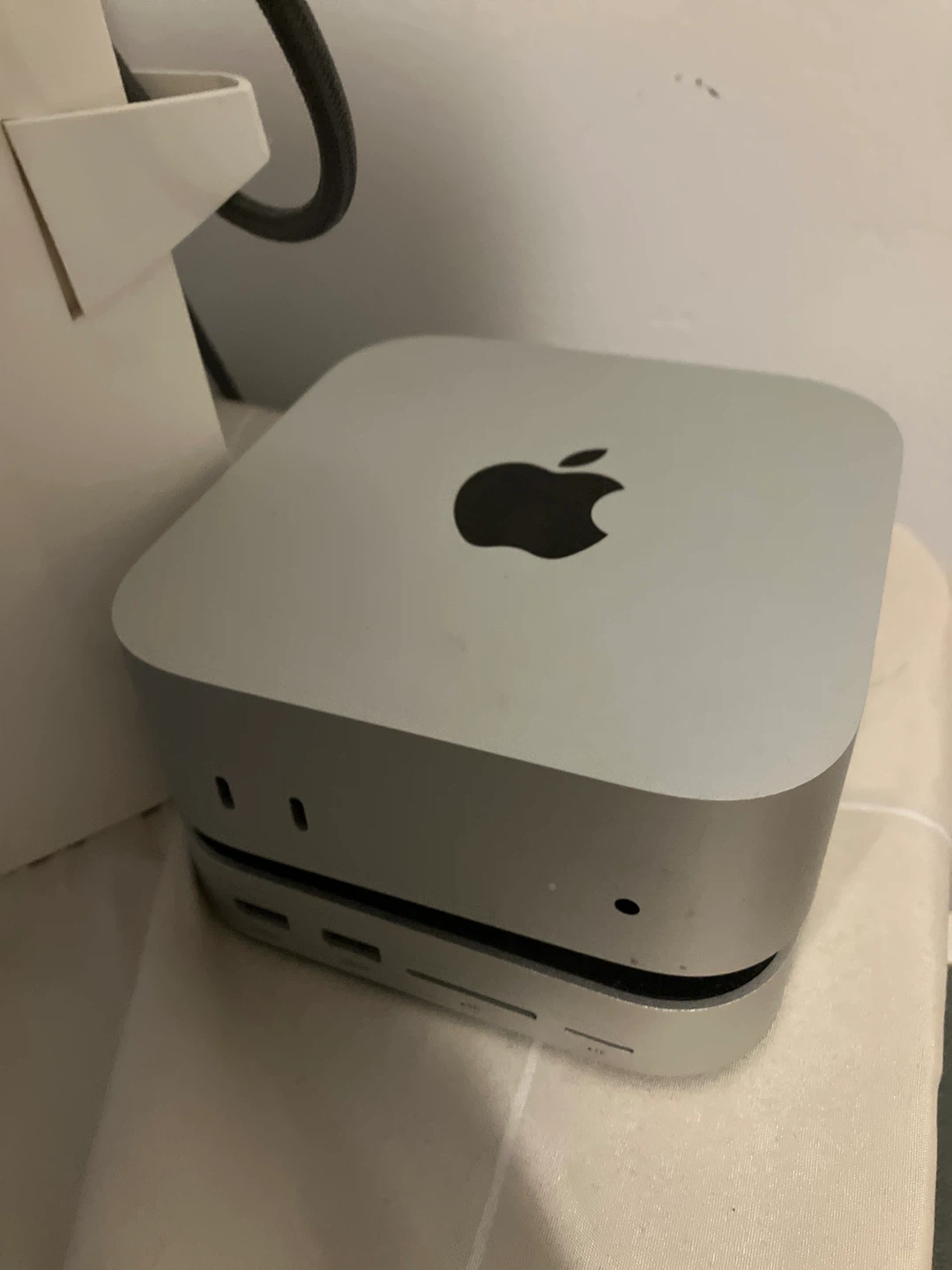 Apple Mac Mini 4 with Satechi Stand and Hub