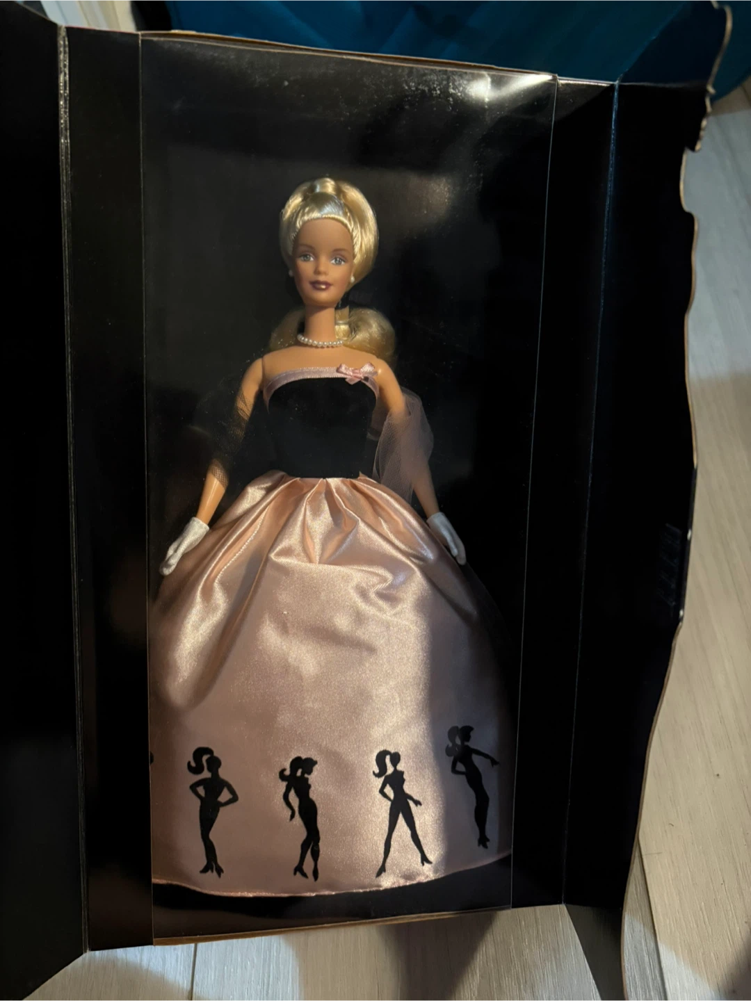 Mattel Barbie Timeless Silhouette Doll - photo 3