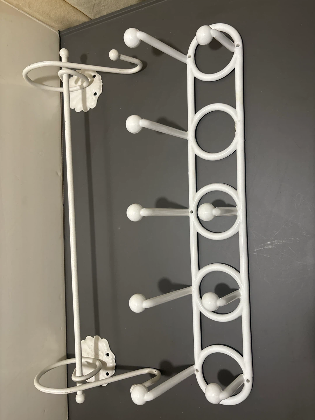 White Metal towel rack and 🏈  plastic wall- Mount Coat Rack 🏈 - photo 2