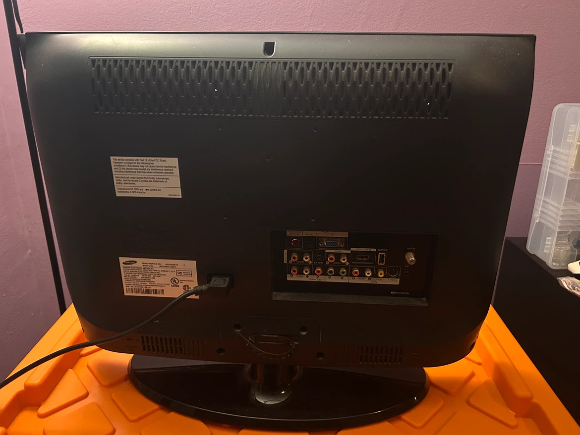 Samsung 22-inch LCD TV - photo 2