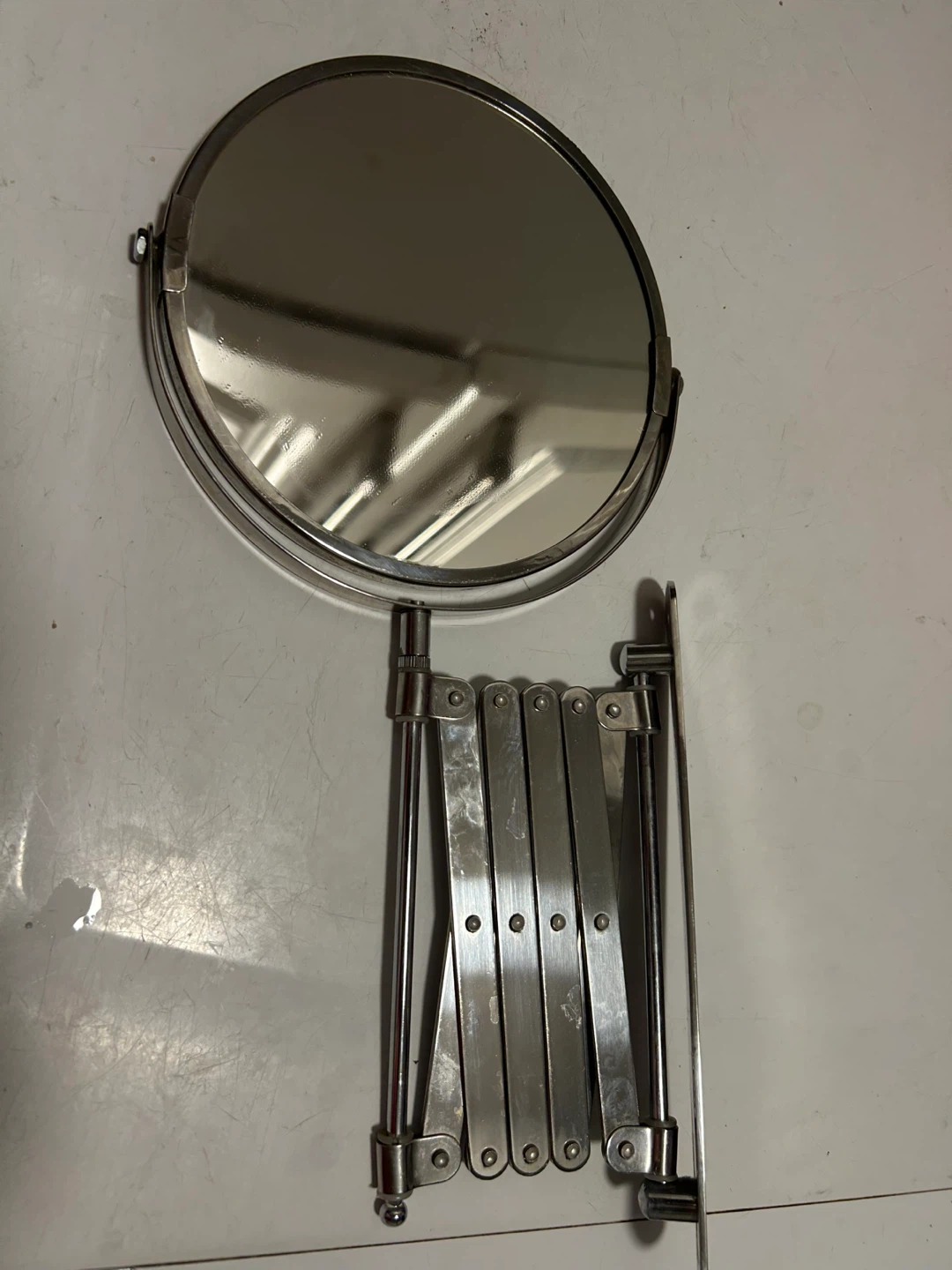 Wall-mounted extendable mirror
