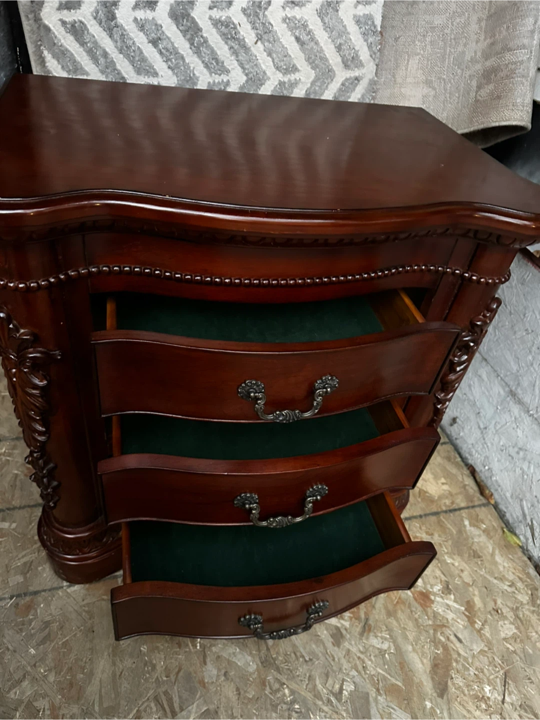 Vintage Carved 3 Drawers Dresser – Solid Wood - photo 4