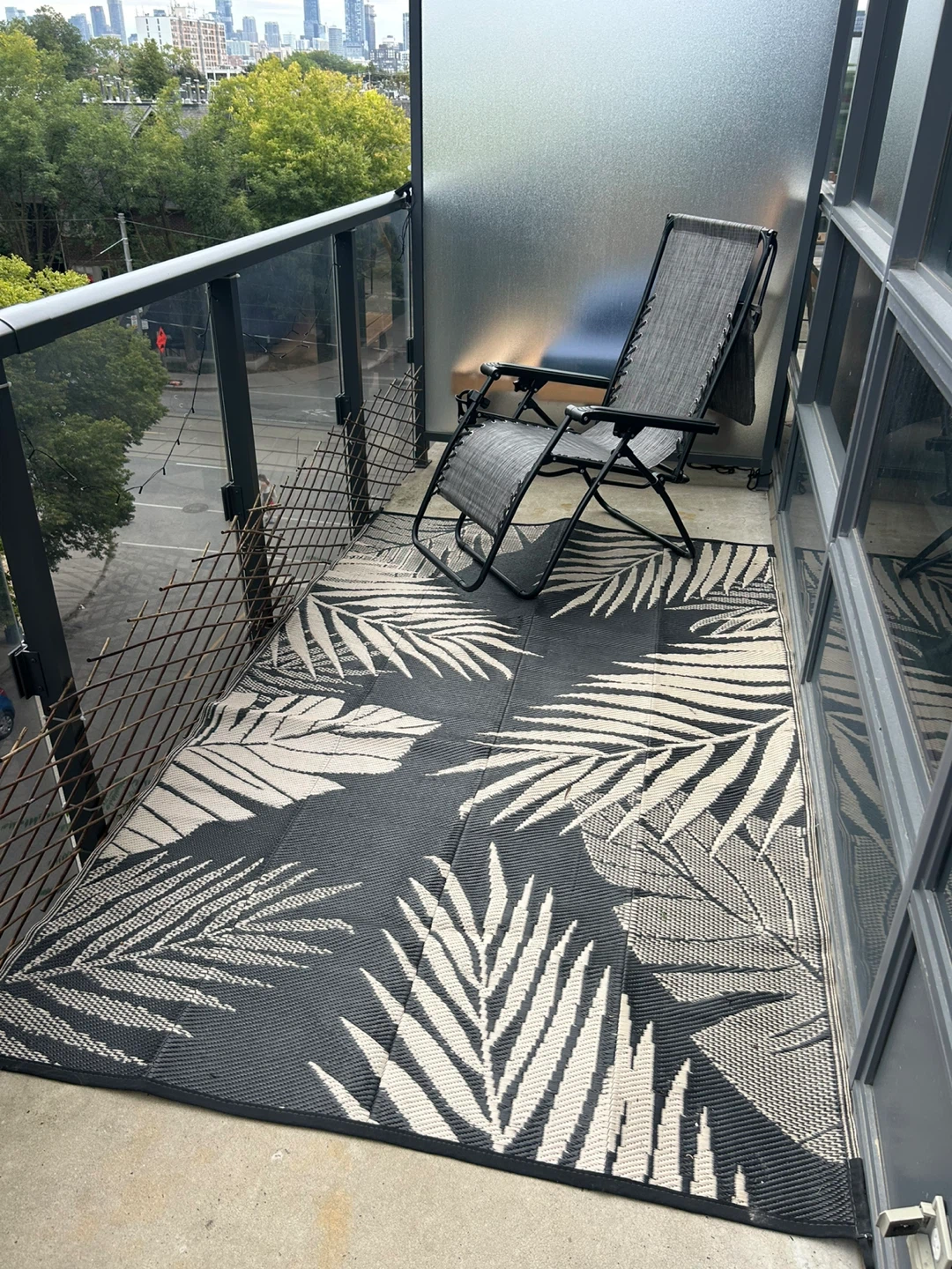 Black and white palm leaf outdoor patio rug