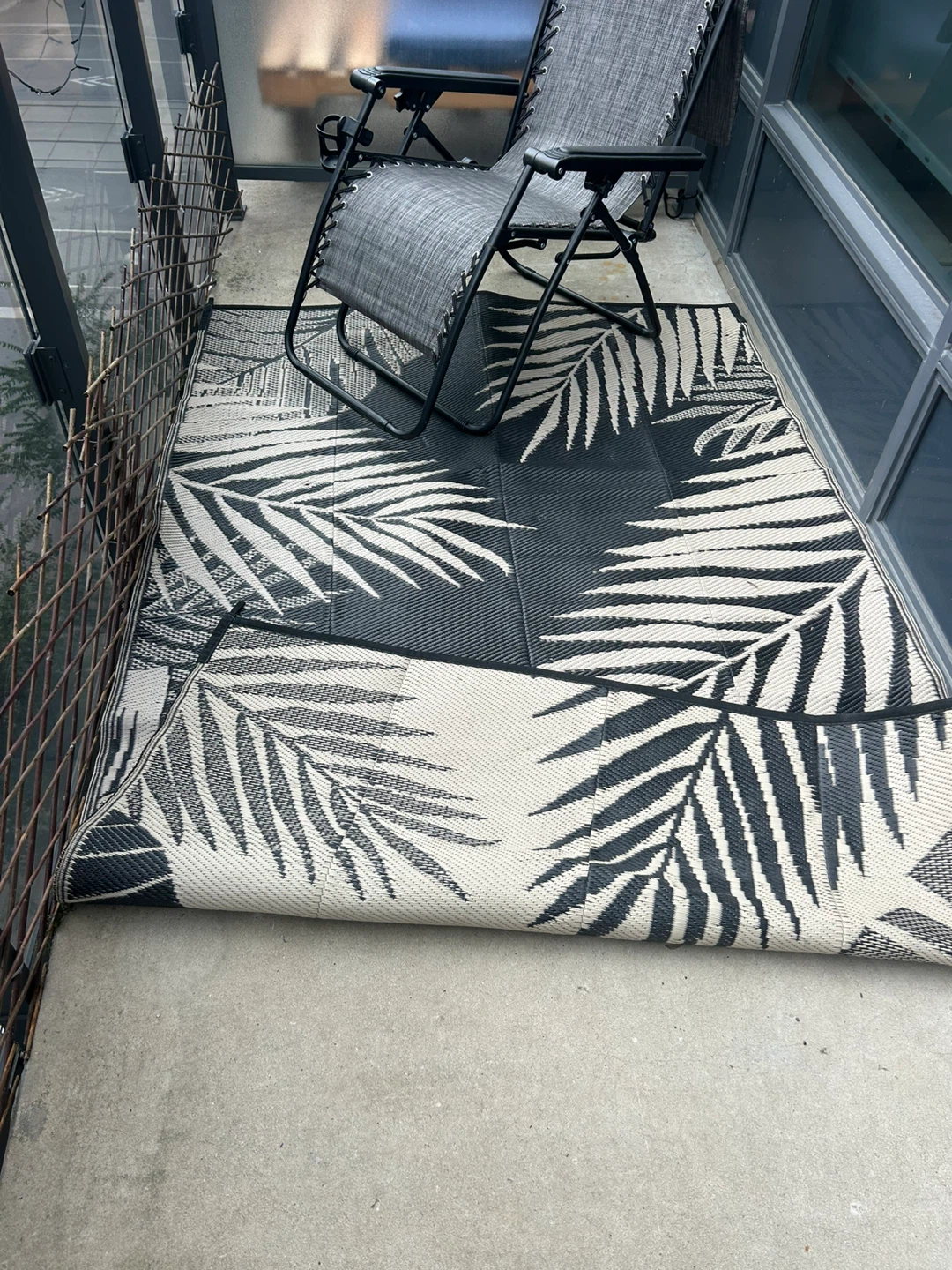 Black and white palm leaf outdoor patio rug - photo 2