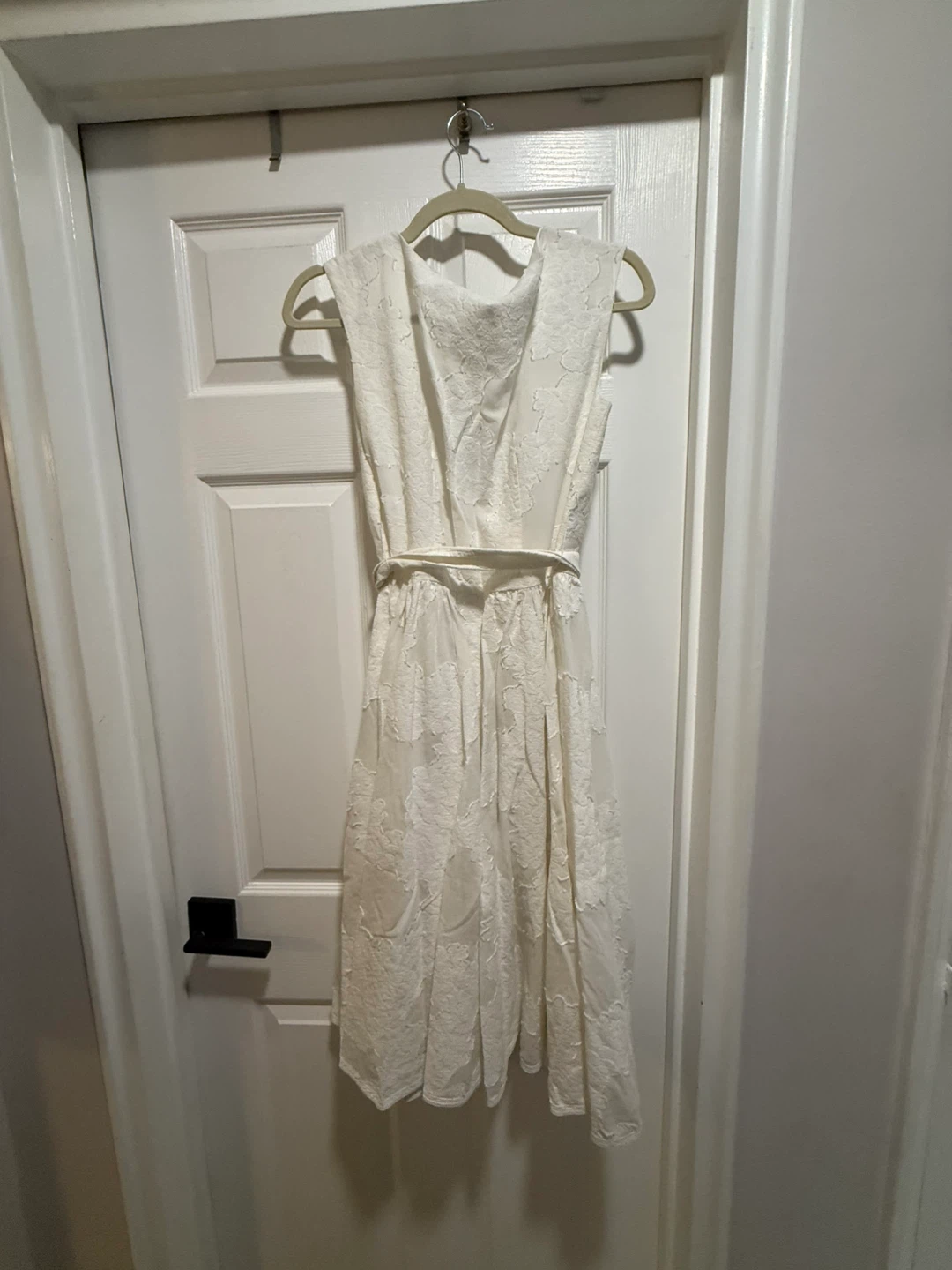 🏈 White Floral Embroidered Midi Dress