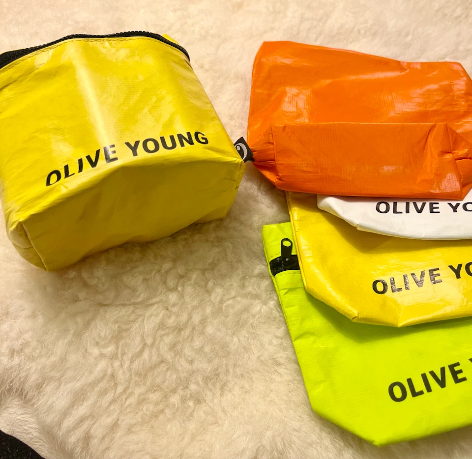 Set of 4 Olive Young Zipper Pouches - photo 3