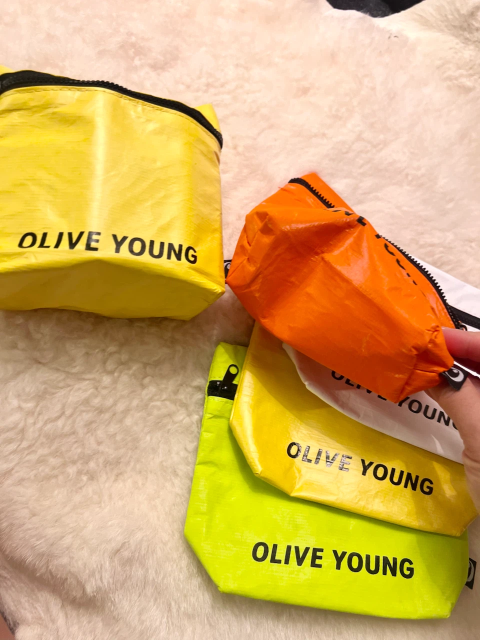 Set of 4 Olive Young Zipper Pouches - photo 4