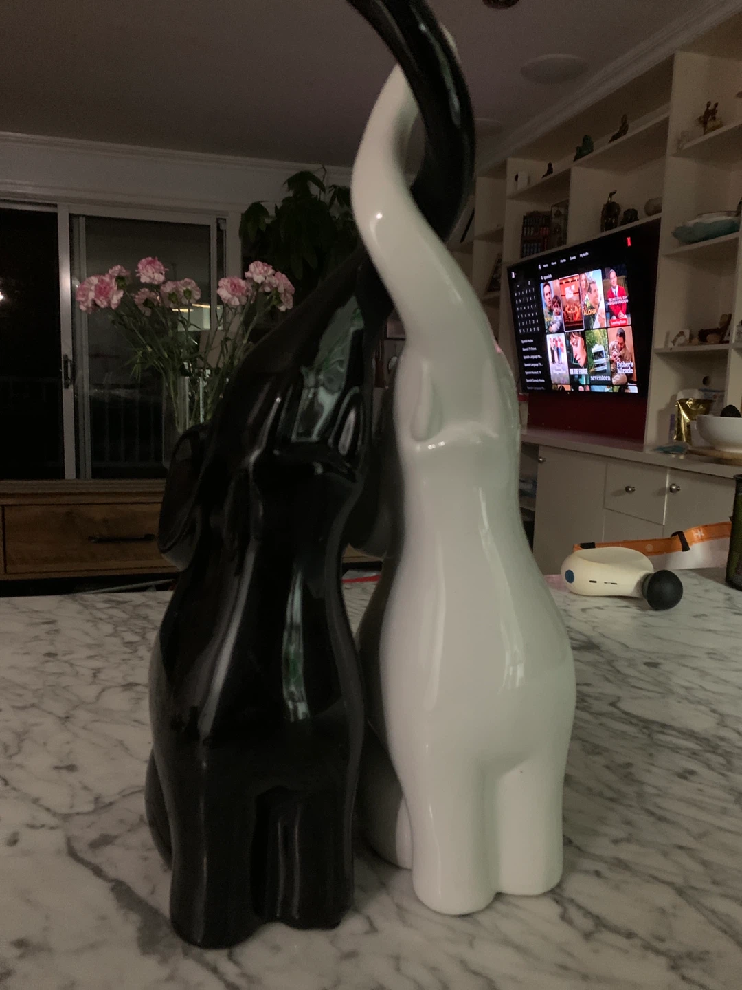 🏈 Black and White Ceramic Elephant Figurines