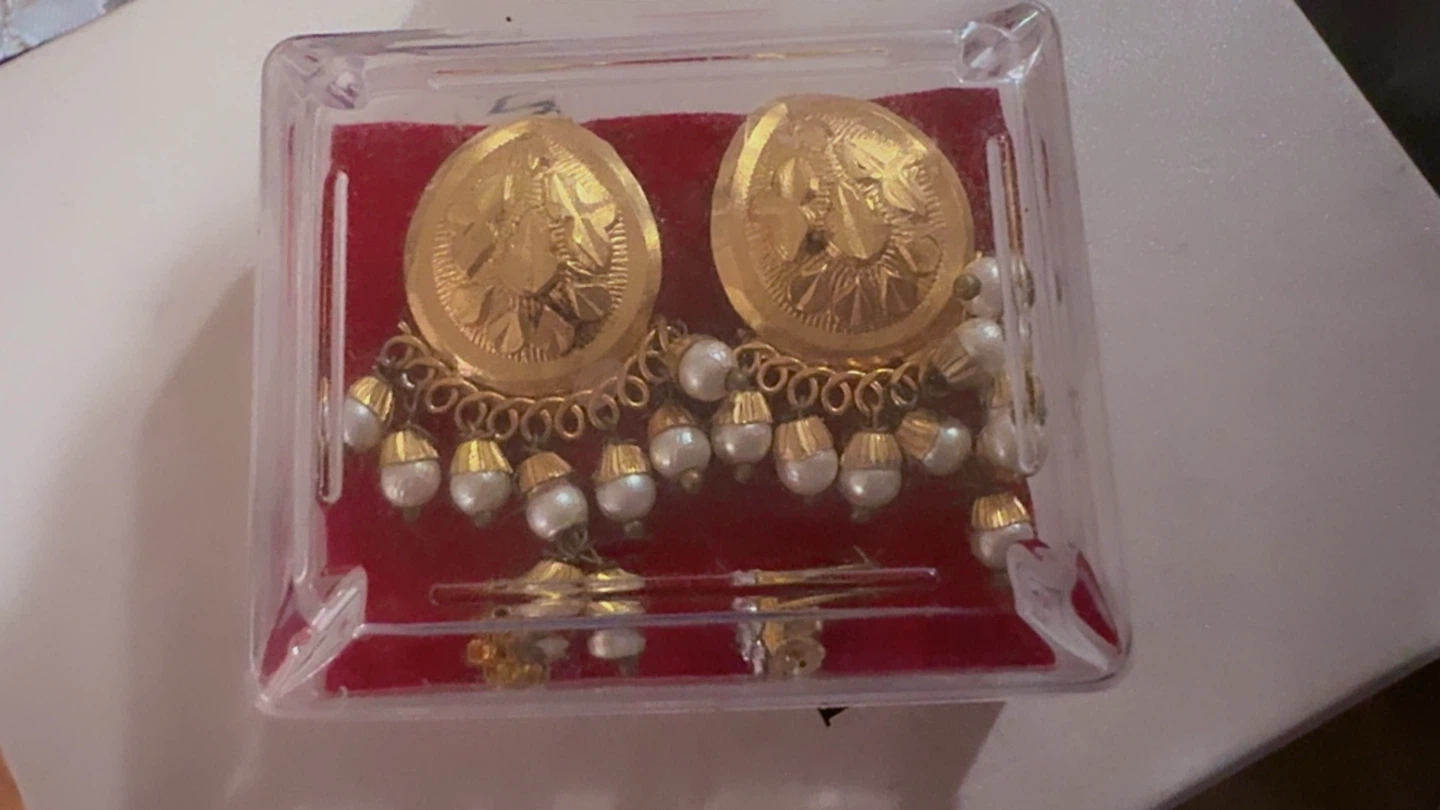 🏈 Gold-tone dangle earrings with faux pearls