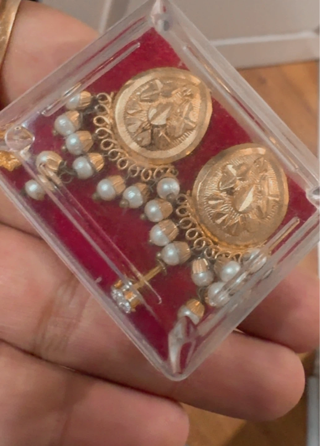 🏈 Gold-tone dangle earrings with faux pearls - photo 2