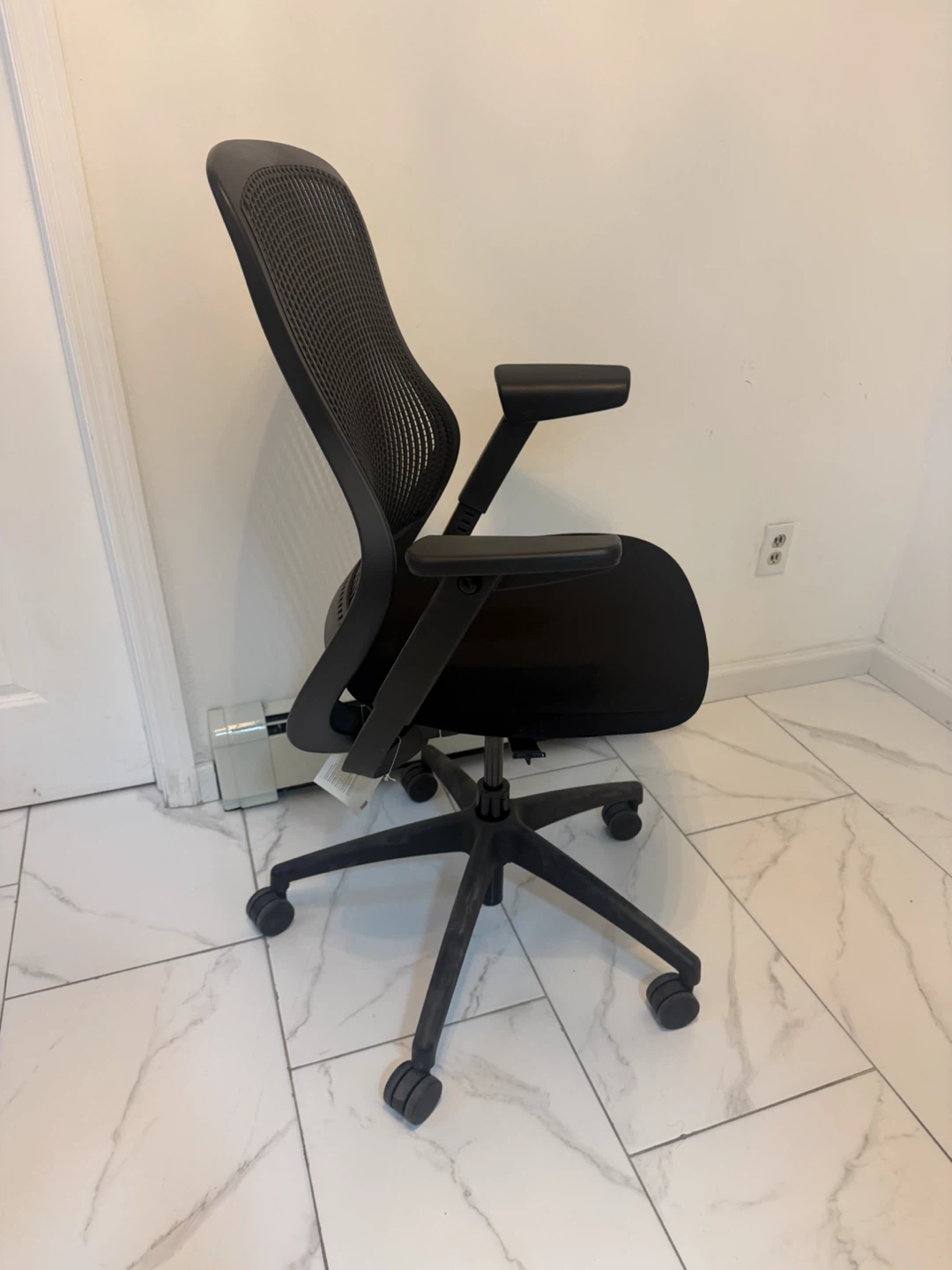 Brand new Knoll Regeneration chair - photo 2
