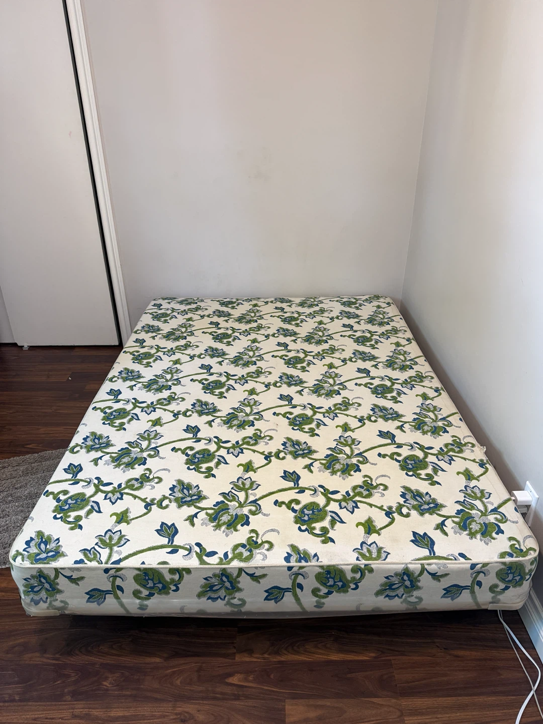 Double size mattress with box spring and frame - photo 2