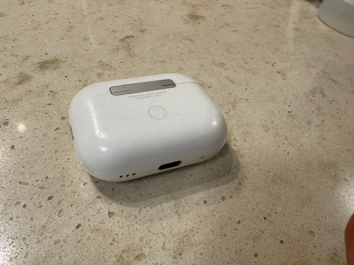 Apple AirPods Pro Charging Case - photo 2