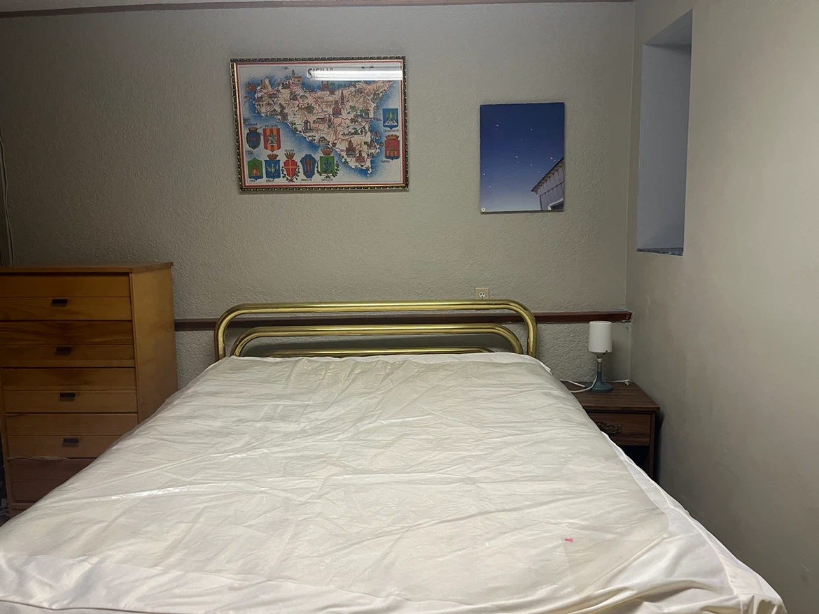Spacious Room for Rent🏈