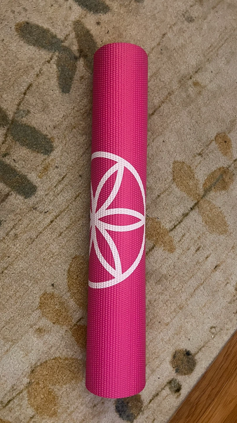 🏈 Gaiam Hot Pink 6MM Yoga Mat from Solstice Times Square Event - photo 2