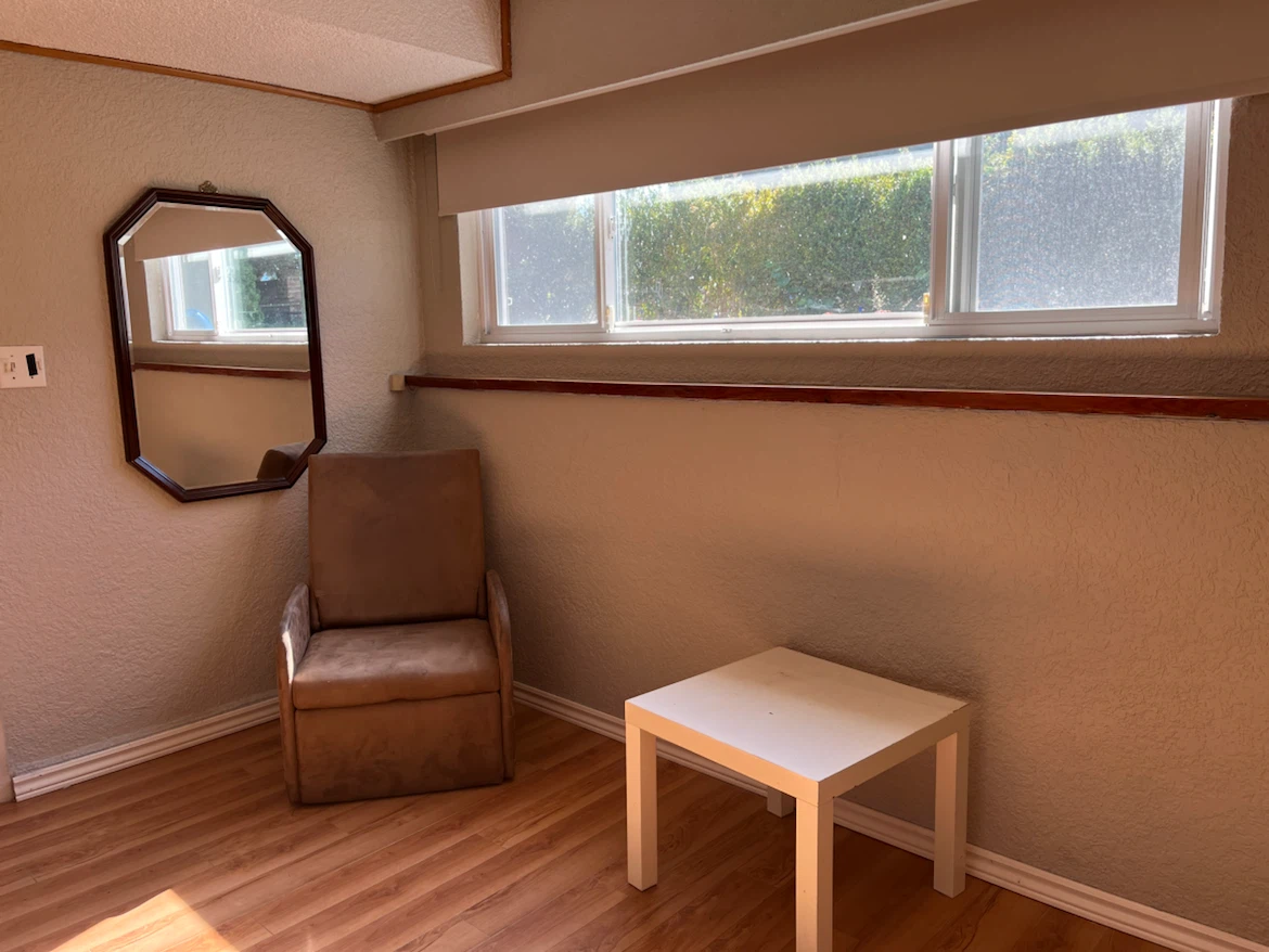 Spacious Room for Rent🏈 - photo 3