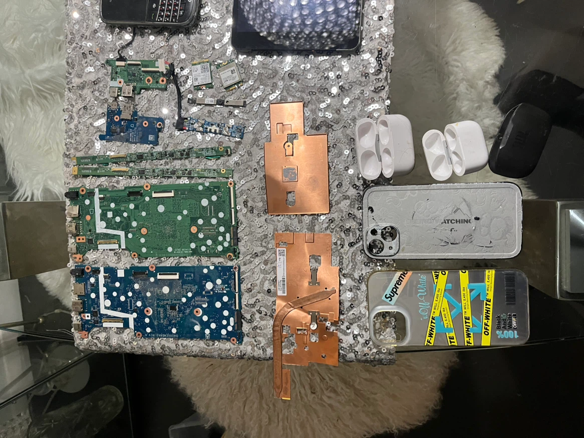 Box of Assorted Electronic Parts and Devices 30$ - photo 2