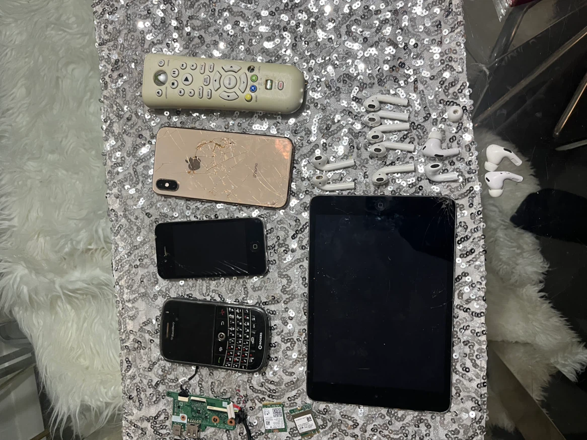 Box of Assorted Electronic Parts and Devices 30$ - photo 3