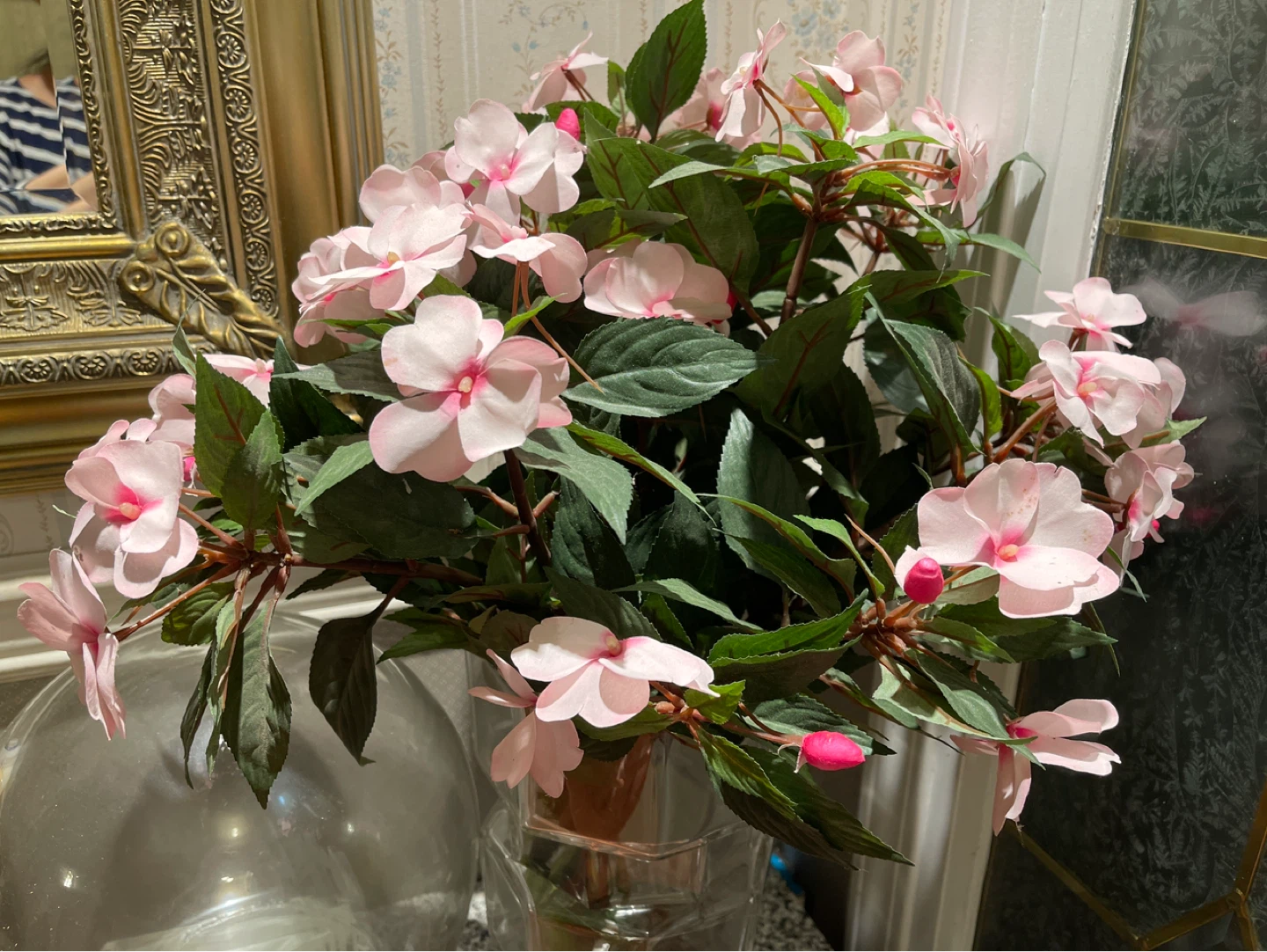 Clear glass geometric vase with artificial flowers - photo 2
