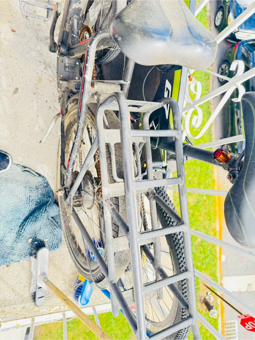 E-bike battery and charger - photo 2