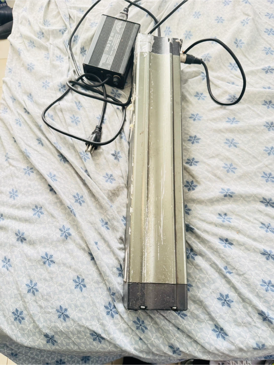E-bike battery and charger - photo 3