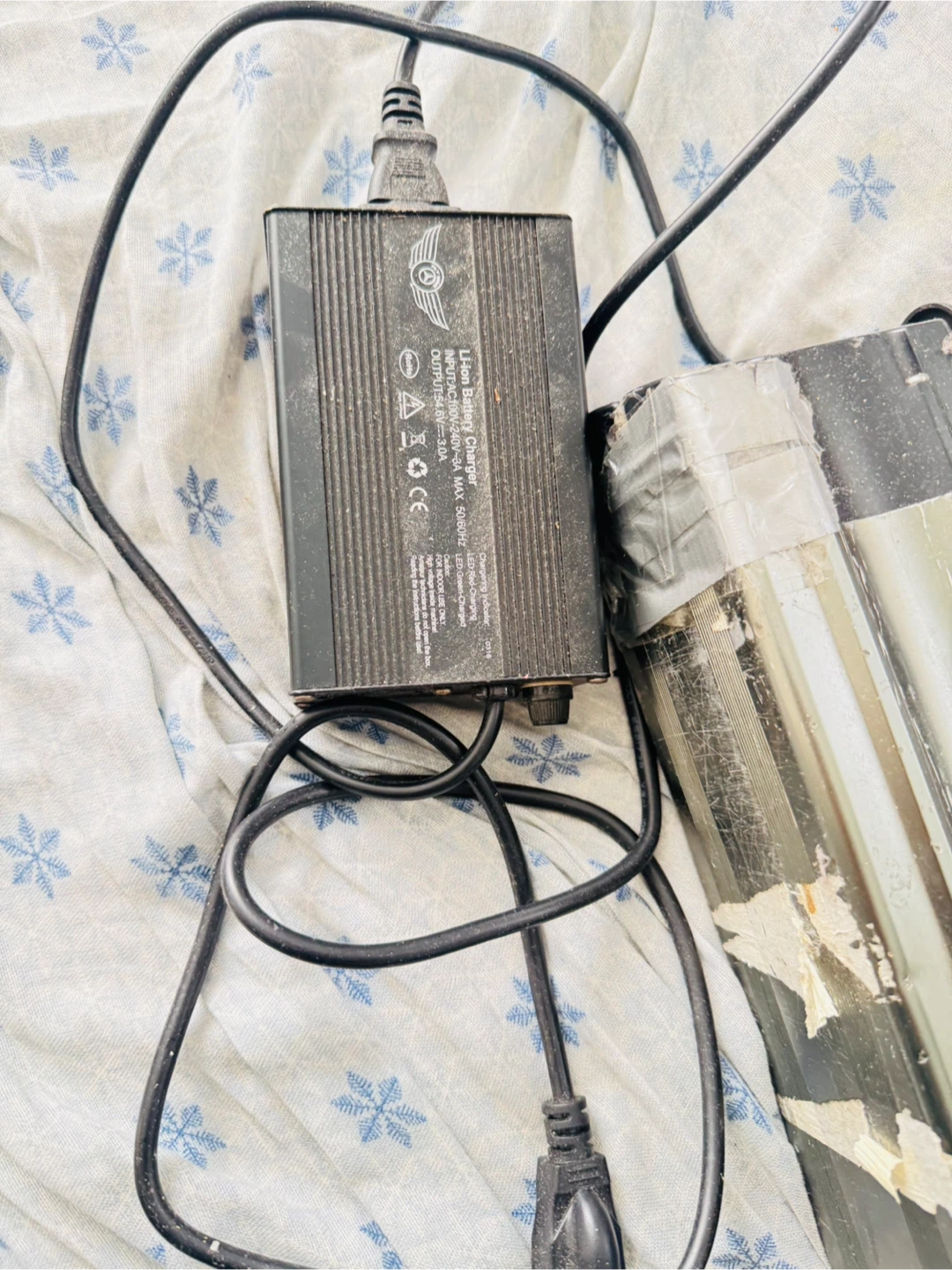 E-bike battery and charger - photo 4