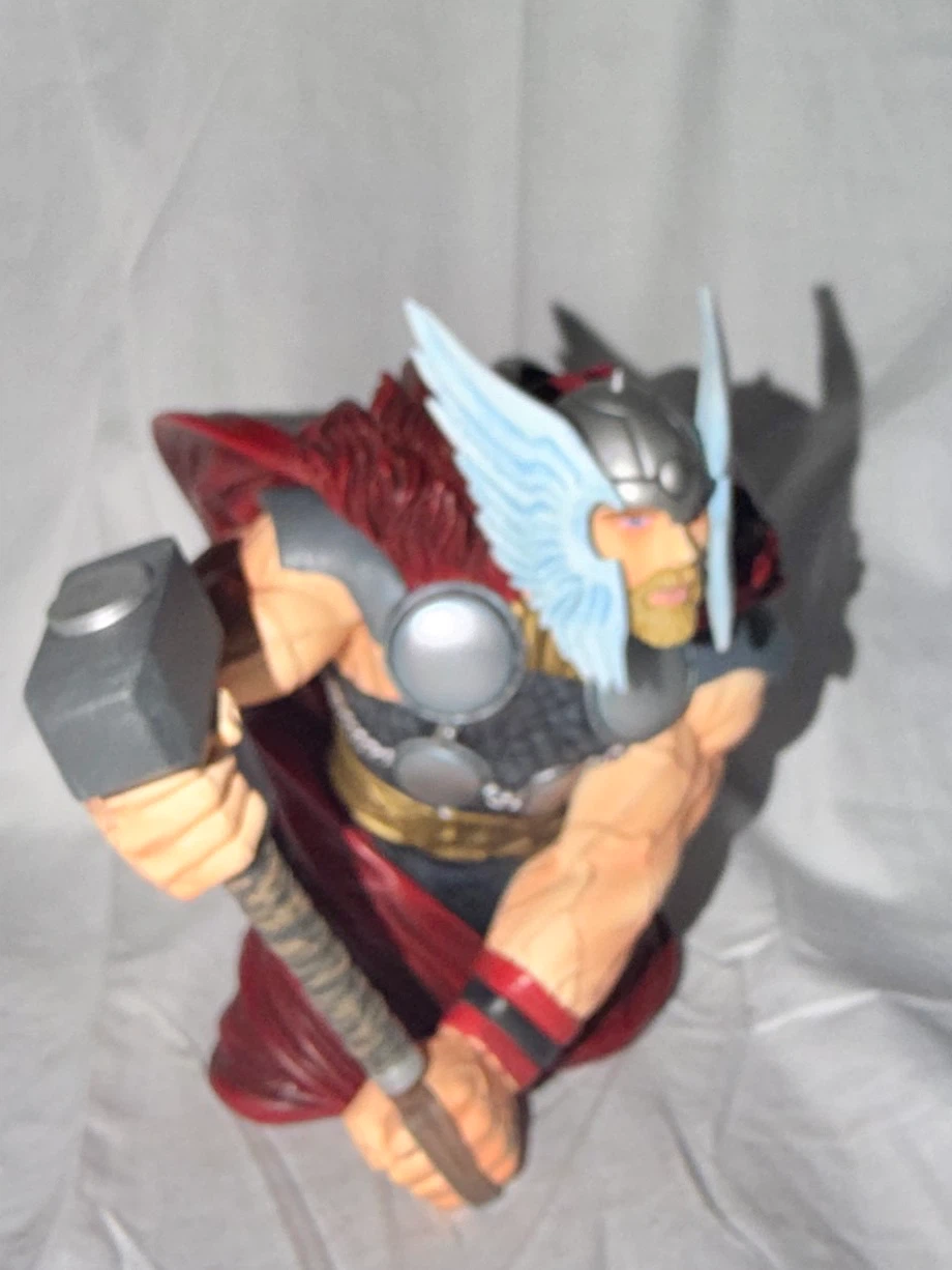 The Mighty Thor Marvel Universe Bust Limited Edition - photo 2