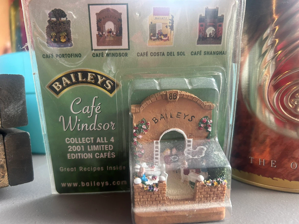 Baileys 2001 Limited Edition Cafe Miniatures and Tin - photo 2