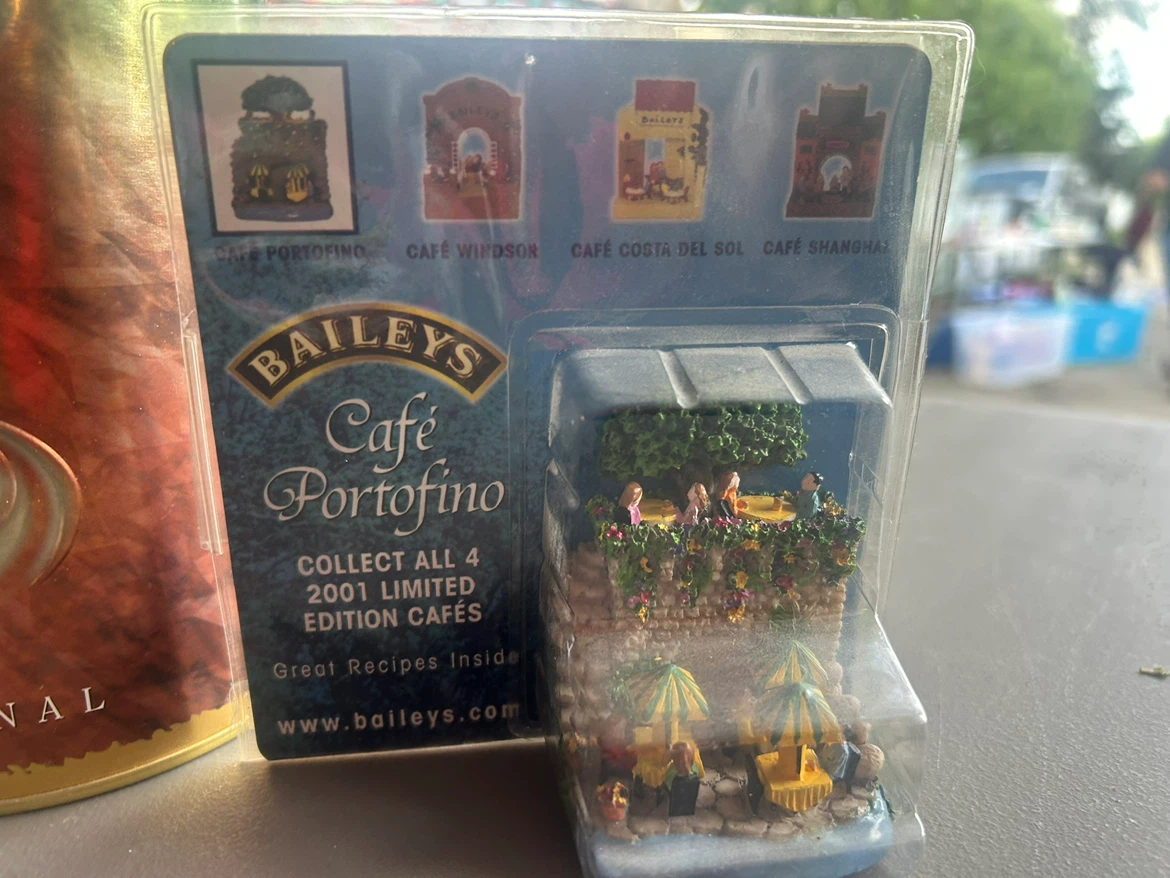 Baileys 2001 Limited Edition Cafe Miniatures and Tin - photo 3