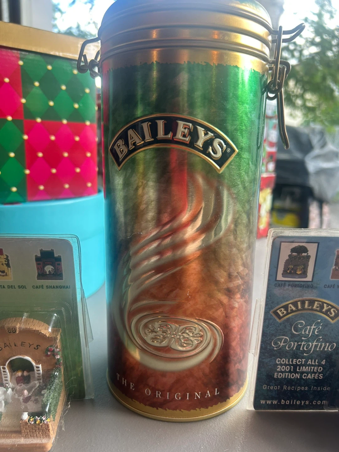 Baileys 2001 Limited Edition Cafe Miniatures and Tin - photo 4