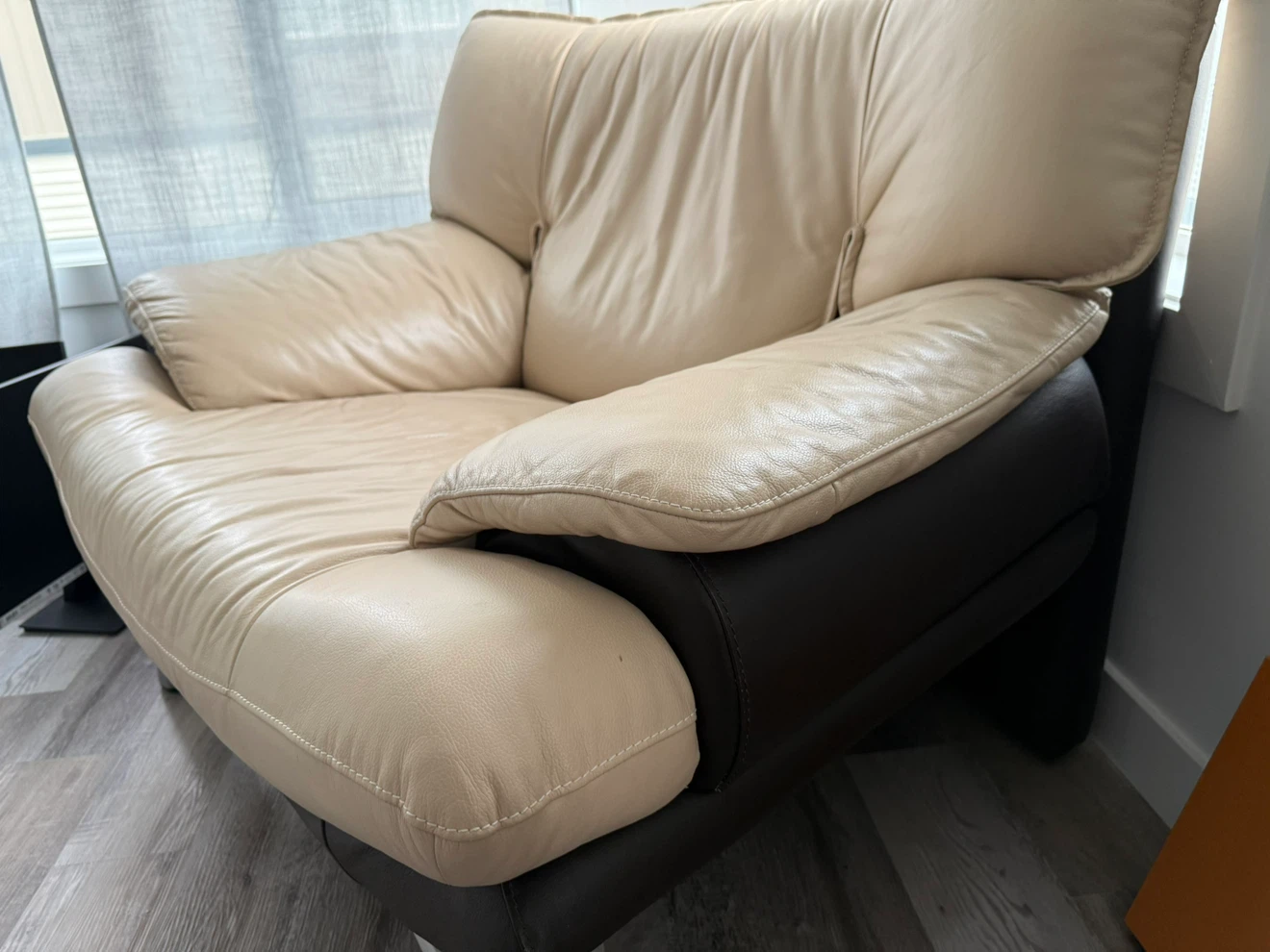 FS: Used Genuine Leather Loveseat and Single Sofa Chair - photo 3