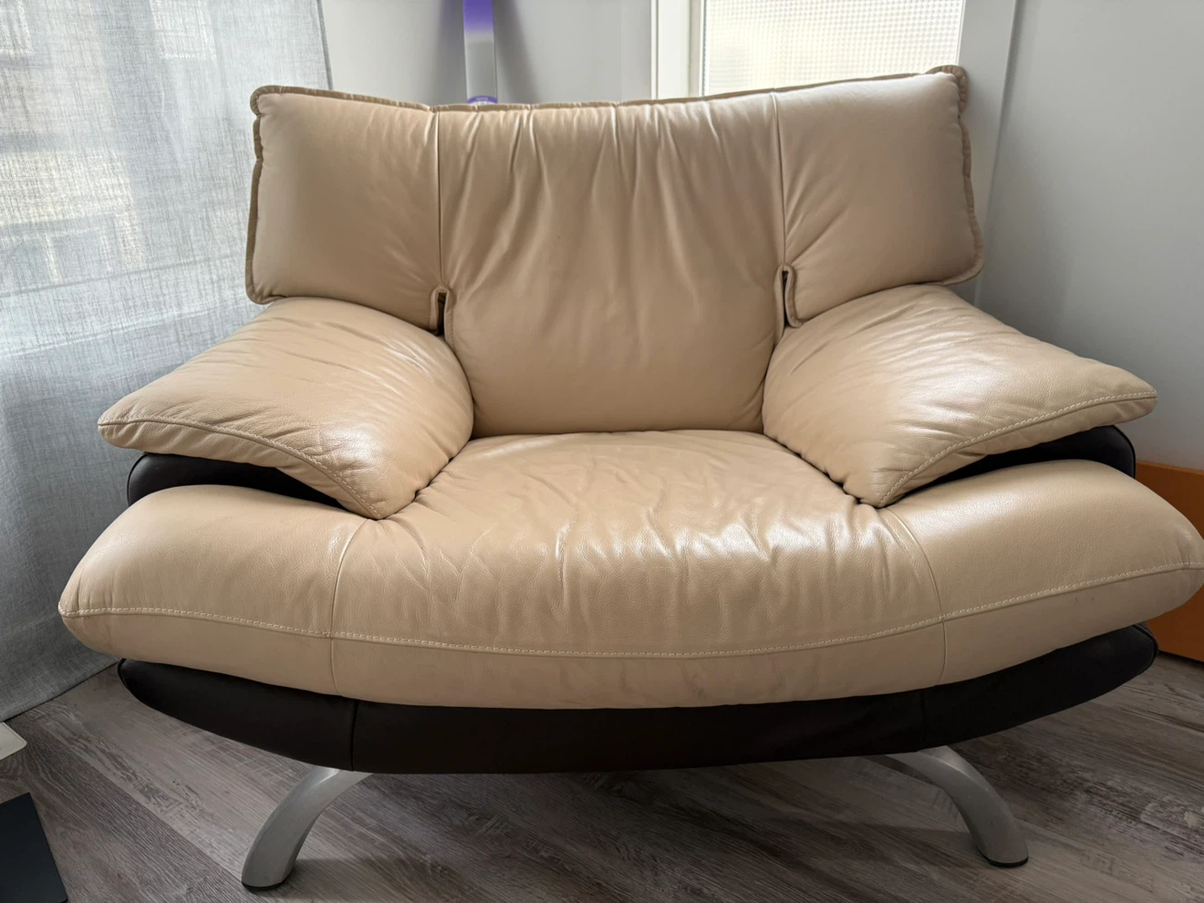 FS: Used Genuine Leather Loveseat and Single Sofa Chair - photo 4